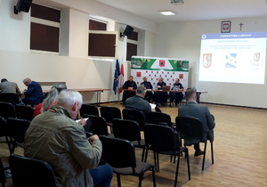 policjanci i uczestnicy debaty w sali