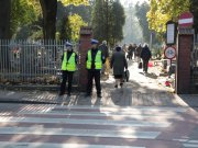 Policjanci przy wejściu na cmentarz