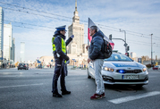 policjant na ulicy z uczestnikiem marszu