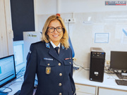 Policjantka w gabinecie