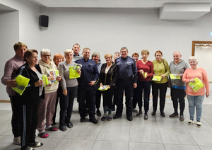 Grupowe zdjęcie seniorów z policjantami