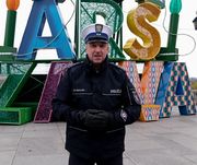 Policjant ruchu drogowego przed świąteczną iluminacją