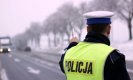 DROGA ZE ŚNIEGIEM I POLICJANT W CZASIE SŁUŻBY