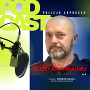 plansza ze zdjęciem policjanta i mikrofonem oraz nazwą podcastu