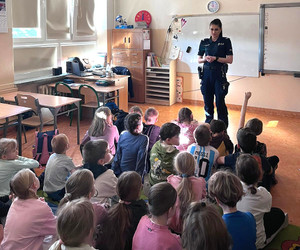 Policjantka z grupą uczniów w sali