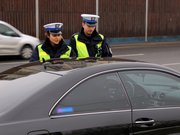 dwoje policjantów przy kontrolowanym samochodzie