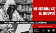 mężczyzna w kombinezonie i półki z lekami za nim oraz hasła z akcji