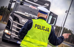 policjant kontroluje pojazd ciężarowy