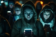 młodzi ludzie z telefonami w rękach