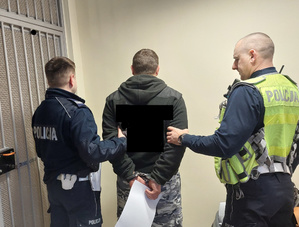 Dwóch policjantów WRD trzyma zatrzymanego