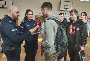 Policjanci prezentują działanie alkoblow