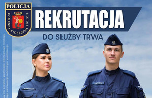 Dwoje umundurowanych policjantów na ulicy - plakat dotyczący rekrutacji do słuzby w Policji