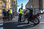 Policjanci na ulicy kontrolują motocyklistów