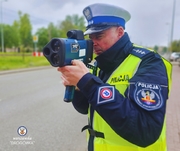 Policjant kontroluje prędkość pojazdu na drodze