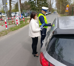 Policjant i pracownica komisji podczas kontroli kierowcy