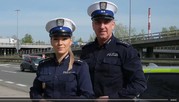 dwójka policjantów ruchu drogowego na ulicy
