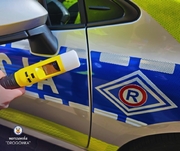 radiowóz i ręka policjanta z alkoblow