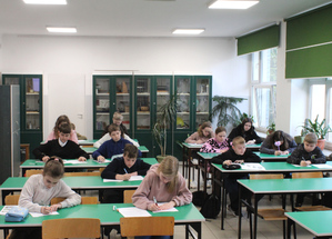Uczniowie- uczestnicy Turnieju podczas rozwiązywania testów