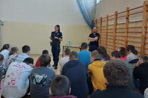 Policjanci podczas zajęć z uczniami w sali