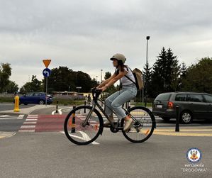 Rowerzystka na drodze