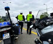 policjanci drogówki przy motocyklach
