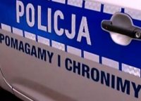 fragment radiowozu z napisem Pomagamy i chronimy
