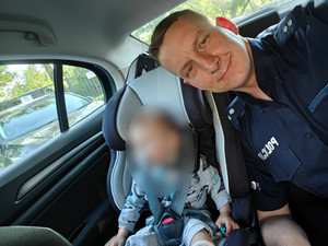 Policjant z dzieckiem w samochodzie