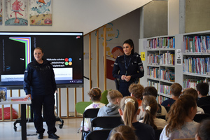 Policjantki podczas spotkania z uczniami w bibliotece
