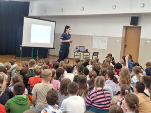 Policjantka z grupą uczniów w sali