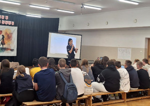 Policjantka z grupą uczniów w sali