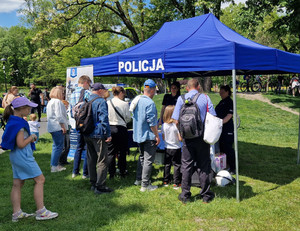 Policjantki i zainteresowane osoby przy stanowisku