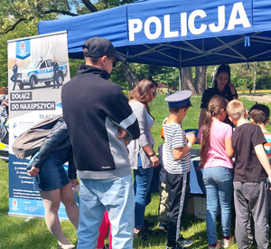 Policjantka rozmawia z uczestnikami pikniku