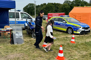 Policjantka prezentuje działanie alkogogli dziewczynce