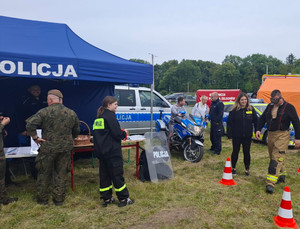 policyjne stanowisko z pojazdami na pikniku