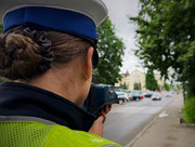 Policjantka w czasie służby na drodze