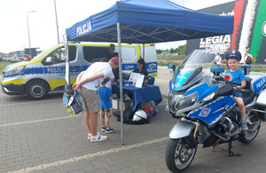 policyjne stanowisko na pikniku