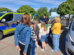 Policjantka przed grupą ucznió na pikniku