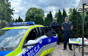 Policyjne stanowisko na pikniku z radiowozem