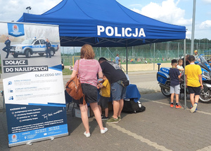 Policyjne stanowisko na pikniku