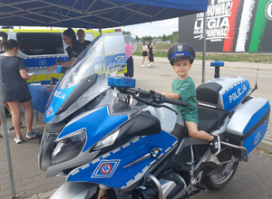policyjne stanowisko z motocyklem na pikniku