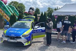 Policyjne stanowisko na pikniku