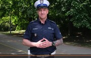 policjant drogówki informuje o zasadach dla rowerzystów na drodze