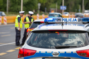 policjanci podczas kontroli drogowej