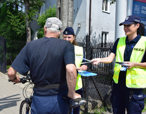policjantki rozmawiają z rowerzystą