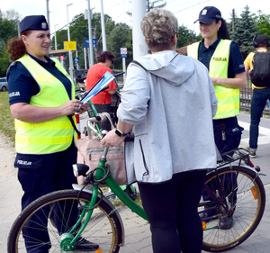 policjantki rozmawiają z rowerzystką