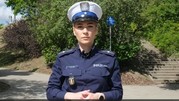 Policjantka Wydziału Ruchu Drogowego przed kamerą
