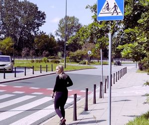 Kobieta przed przejściem dla pieszych