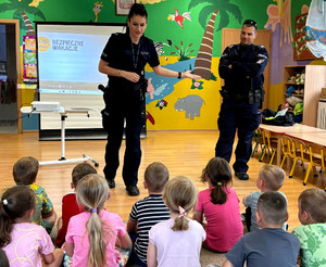 Policjanci na spotkaniu w przedszkolu