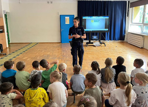 Policjantka na spotkaniu w przedszkolu