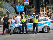 policjanci na ulicach miasta